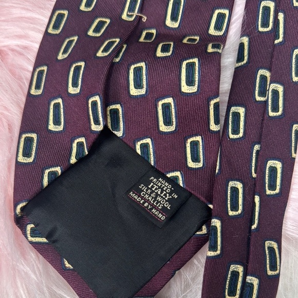 Elegant Purple and Cream Watch with Geometric Design - Picture 3 of 4